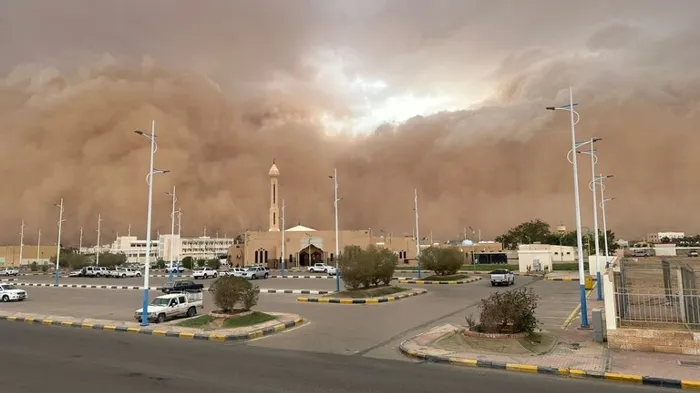 أرصاد السعودية ترفع درجة الإنذار إلى الأحمر