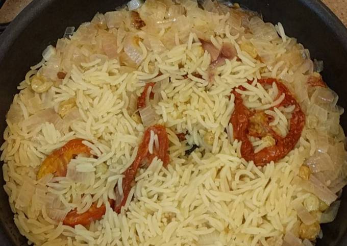 ما هي طريقة عمل الأرز بالبصل والطماطم